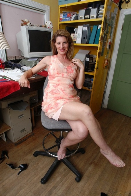 Stara pracownica biurowa Linda pokazuje różowe majtki pod sukienką