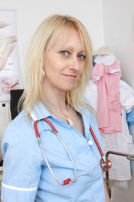 Zralá blond zdravotní sestra Nelly roztahuje svou vyholenou růžovou kundičku v nemocnici