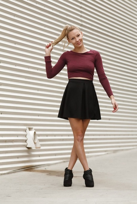 Charmerende blond teenager Heidi Bichette viser sin vidunderlige røv frem