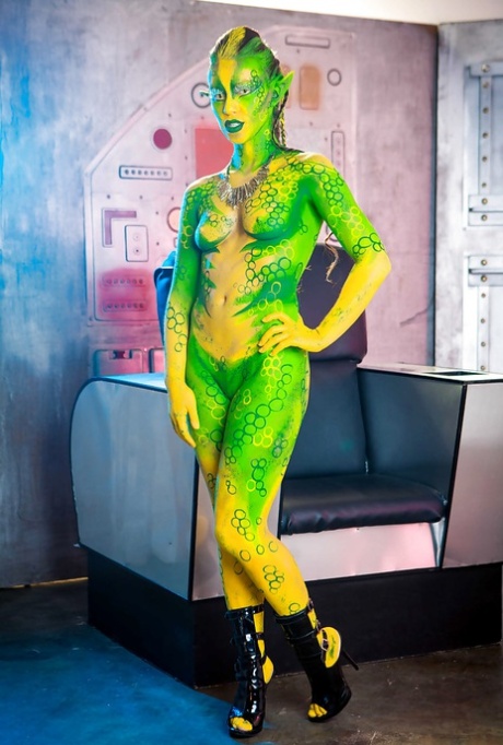 Kinky cosplay chick Tiffany Doll poseert in bodypaint uniform en spreidt uit