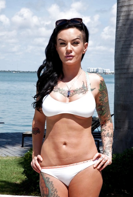 Tattooed whore Lolo Luscious exposing big hooters in swimming pool
