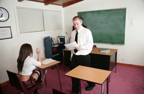 School babe met grote tieten Rachel RoXXX krijgt een lul stretching haar kut