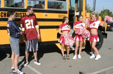 Drie sletterige cheerleaders beginnen een vurige orgie in de schoolbus