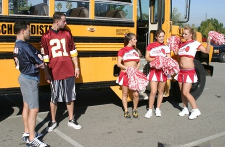 Trzy slutty cheerleaderki zaczynają żarliwą orgię w szkolnym autobusie