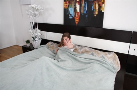 Tiener babe in lange sokken Sydney Cole toont stevige tieten in bed
