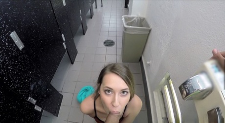 金发少女 Kimber Lee 在洗手间为钱进行 POV 口交