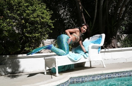 Analälskande hora Adirana Chechik poserar vid poolen i sjöjungfru cosplay