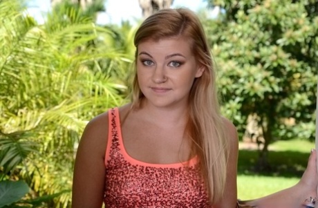 Blond amatör Kayleigh Nichole blinkar små tonårspattar utomhus