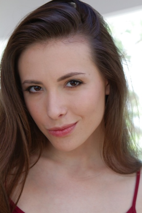 Brunetten Casey Calvert med naturlige pupper viser frem den perfekte rumpa si.