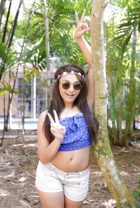 Kleine Latina babe Jaye Austin poseert volledig gekleed buiten met zonnebril