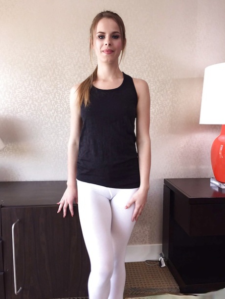 La teenager Jillian Janson in posa completamente vestita con pantaloni in spandex