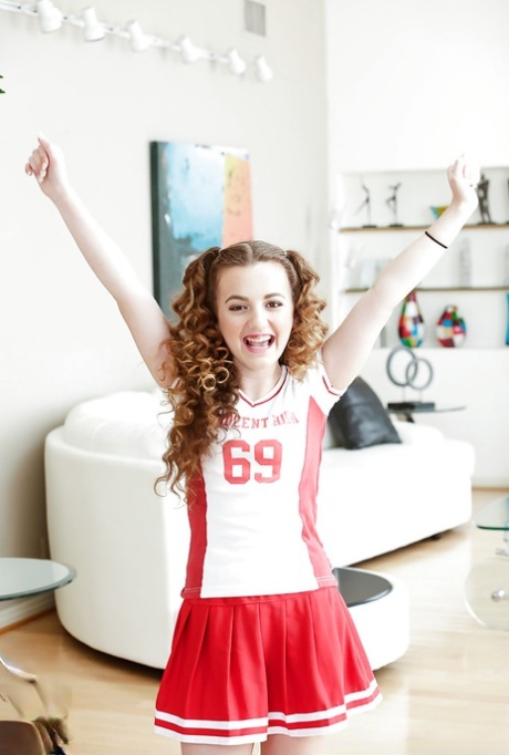 Amper legale tiener Marissa Mae poseert in schattig cheerleader-uniform