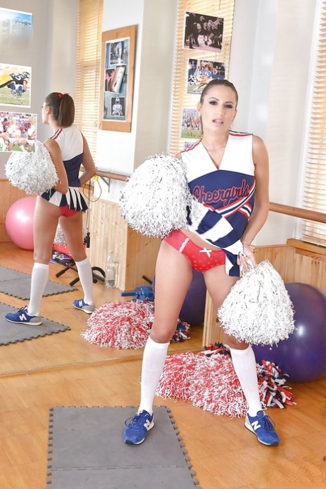 Schattige cheerleader Sensual Jane streelt haar enorme natuurlijke kluiven