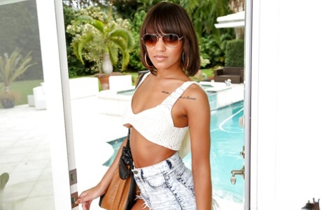 Schwüles Latina-Babe Peyton Rain posiert im Freien mit Sonnenbrille