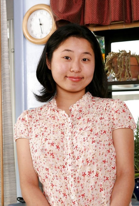 Amatør asiatisk jente Mini blotter puppene og onanerer på kjøkkenet