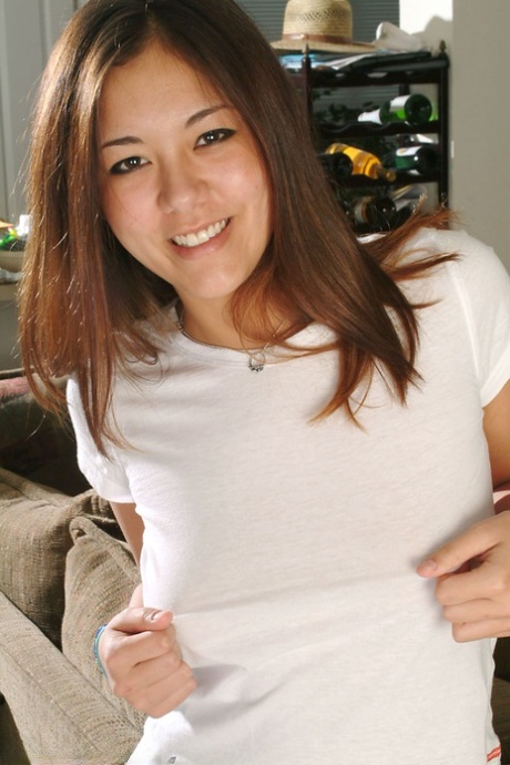 Asiatiske Tiffany blotter perfekte små bryster og behåret fisse