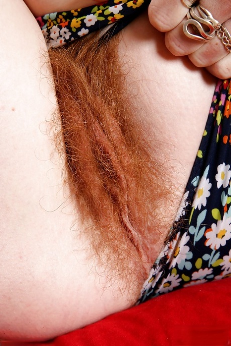 Rödhåriga mamman Ana Molly visar upp sin håriga vagina för närbilder