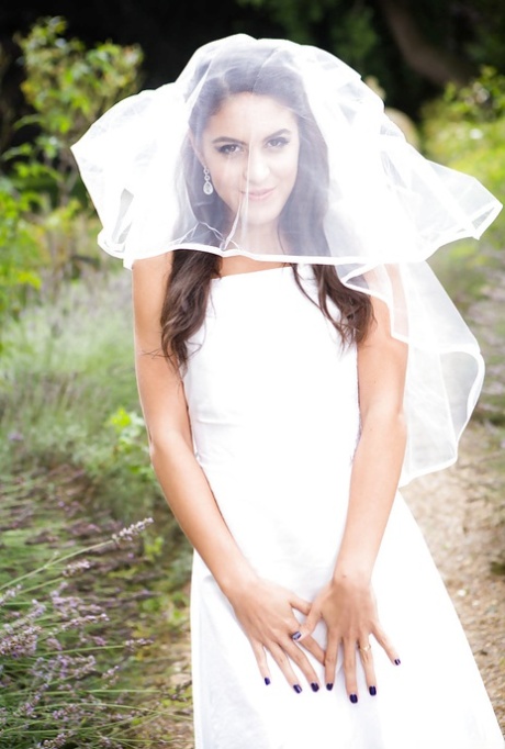 La latina Carolina Abril en unas fotos al aire libre vestida de novia