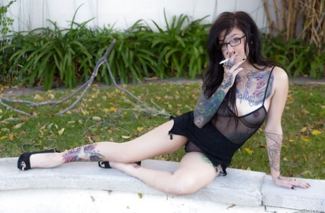 Chica emo tatuada mostrando sus curvas pálidas en lencería negra sexy