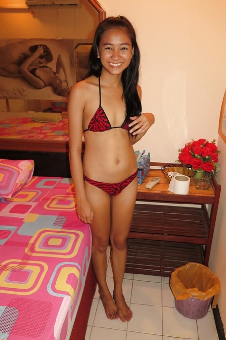 Petite tailandesa bar criada quitando bikini para exponer coño liso