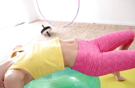 A loira gira e flexível Piper Perri a fazer poses de ioga em spandex