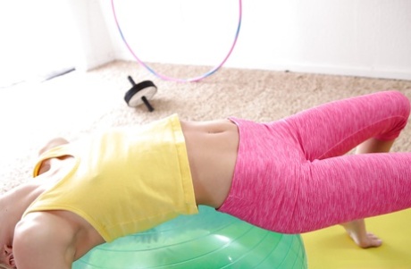 Piper Perri, blonde et souple, fait des poses de yoga en spandex.