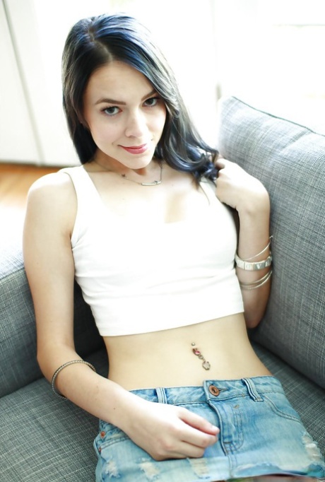 A morena Chloe Riley inclina-se para uma visão perfeita da sua rata lisa