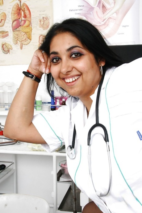 Dikke Indiase verpleegster Alice knippert in onderrok in ziekenhuis