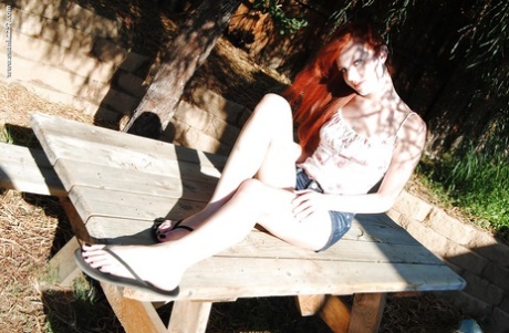 La rossa solista Nicci Vice in posa in topless nella foresta