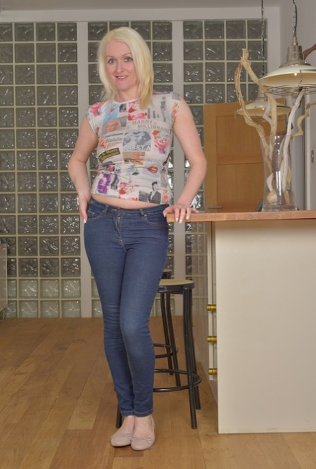 Blonde over 50 MILF Jade Vilson afslører dejlige alle naturlige bedstemor bryster