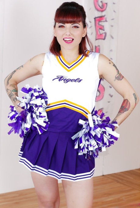 Tätowierte Schulmädchen Cheerleaderin entkleidet sich für kahle Fotze, die sich verbreitet