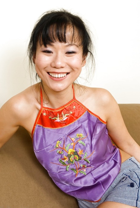 Petite Oriental first timer Niya Yu toont mooie MILF borsten