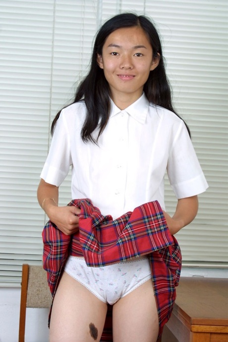 La colegiala camboyana Tiffany exhibe ropa interior blanca con falda arriba