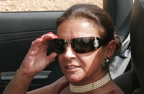 Пожилая соло-модель из Великобритании Lady Sarah позирует на улице в нейлоне и подвязках