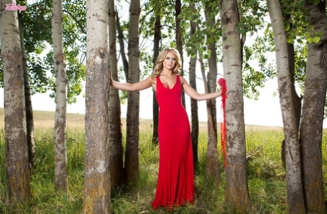 Blonde pornoster Maya Rose kleedt zich uit in bos voor naaktfotoshoot