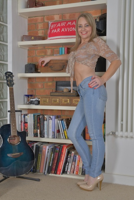 La biondina Sofia Rae che espone le tette grosse in posa con i jeans