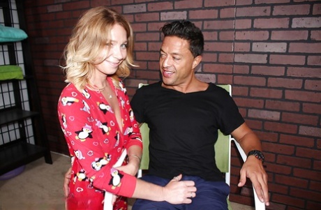 老年金发碧眼的妓女在老年下垂的胸脯上撸起了肥大的鸡巴射精