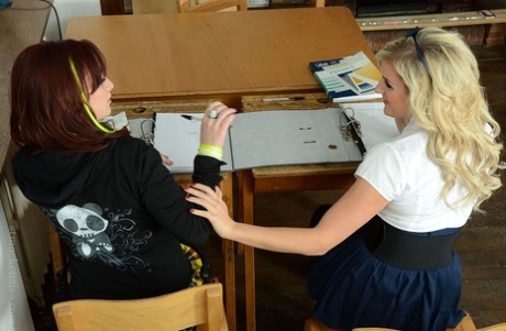 Jonge schoolmeisjes Amy Green en Sarah Stevens modelleren sexy leggings