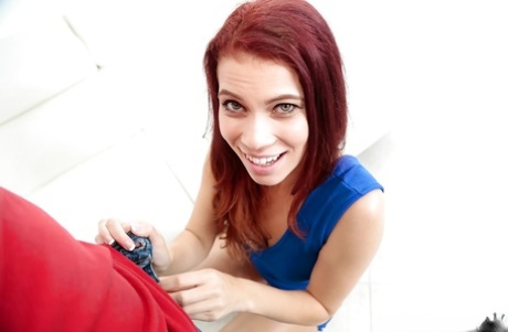 Den rødhårede nabopige Stacy Sweet giver et CFNM-blowjob