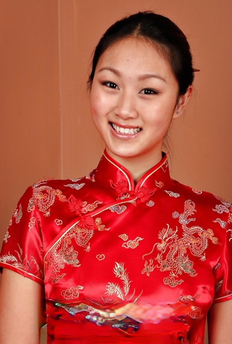 Den asiatiske amatørmodellen Evelyn Lin viser frem små pupper og barbert mus.