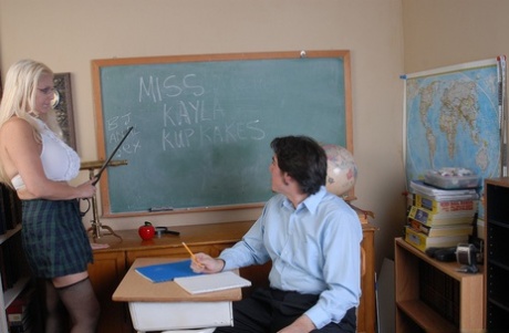Босая пожилая блондинка-учительница Kayla Kupcakes принимает член студента в стиле доггистайл