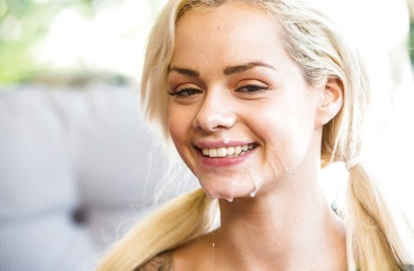 A jovem estrela porno loira Elsa Dream a montar uma pila com um uniforme de estudante