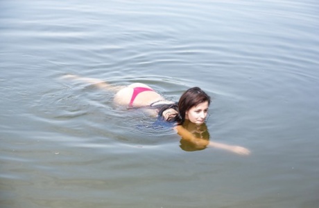 Natte tiener Cindy T verwijdert slipje om naakt te poseren op strand