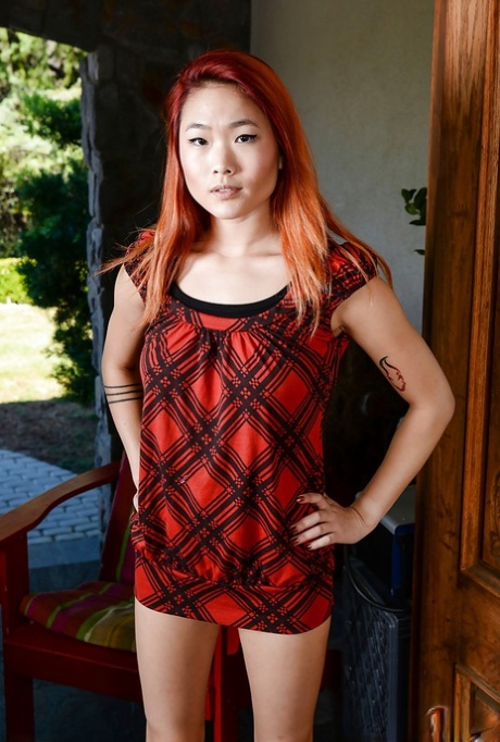 Den rødhårede asiatiske baben Lea Hart viser frem barbert vagina og naturlige pupper.