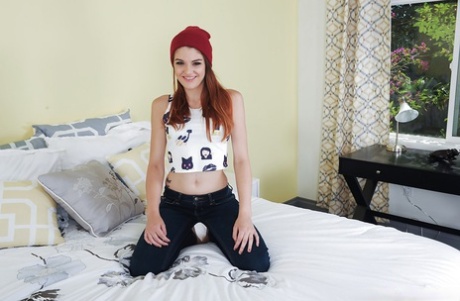 Teenagebabe Haley Banks poserer i toque og jeans, før hun stripper nøgen