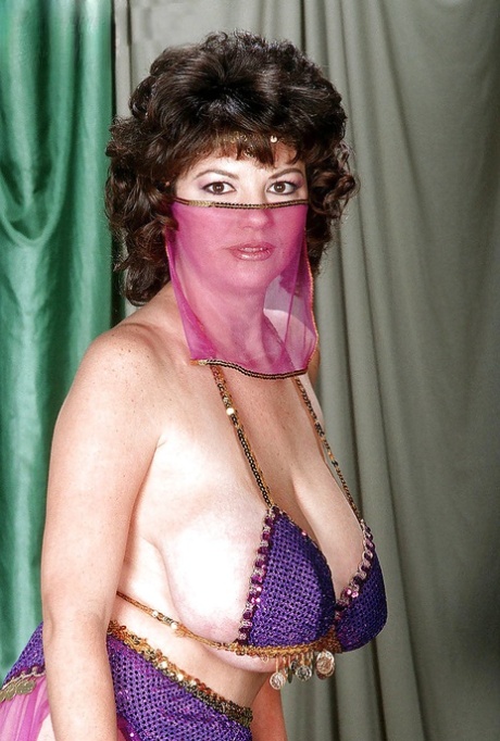 Mogen grekisk kvinna Diane Poppos låter stora hängande bröst falla fritt