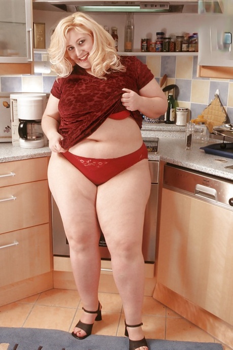Rondborstige blonde SSBBW Radka masturberend in keuken met sexspeeltje