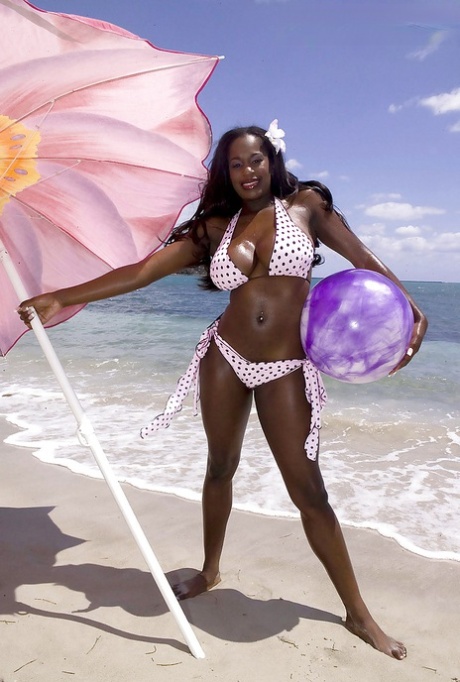 A mãe negra Nikki Jaye liberta as suas enormes mamas do biquíni na praia
