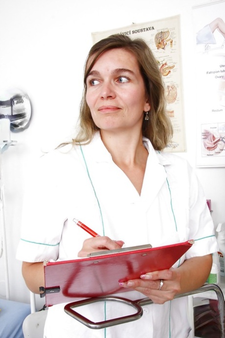 Une infirmière plus âgée et potelée libère ses seins tombants de son uniforme avant de se masturber