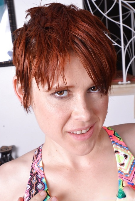 Redhead MILF Lily Cade verbreitet haarige Muschi nach Bikinientfernung